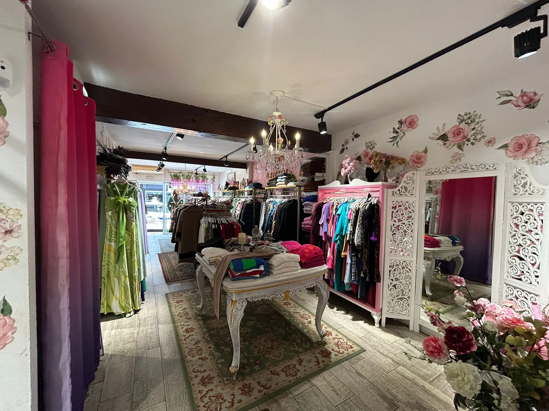 Interior general de la boutique Anna & Raffaella con decoración floral